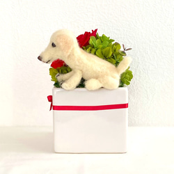 アレンジメントとラブラドールレトリバー＆　プリザーブドフラワー（赤色系）/フラワーギフト　犬　羊毛フェルト  プレゼント 2枚目の画像