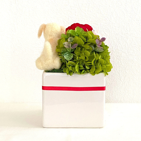 アレンジメントとラブラドールレトリバー＆　プリザーブドフラワー（赤色系）/フラワーギフト　犬　羊毛フェルト  プレゼント 3枚目の画像