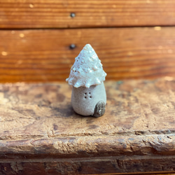 貝殻屋根の小さなお家 のっぽS（バニラホワイト）〜プリザーブドモス＆フラワーの貝殻オブジェ 1枚目の画像