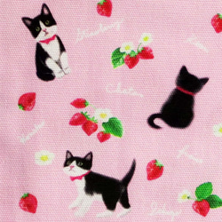 苺とハチワレ子猫の巾着ポーチ〈ピンク〉 4枚目の画像