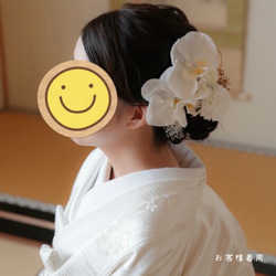 胡蝶蘭と菊　髪飾り　マム ホワイト　ゴールド　白無垢 2枚目の画像