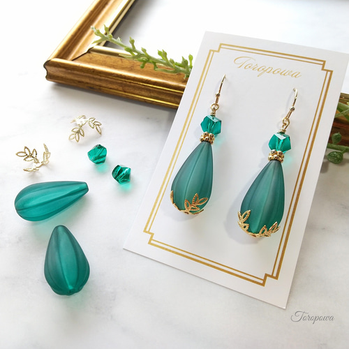 マット艶消しグリーンカラーアクリルビーズ しずく形のロングピアス