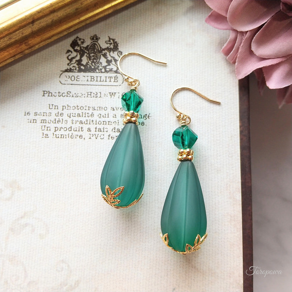 マット艶消しグリーンカラーアクリルビーズ しずく形のロングピアス