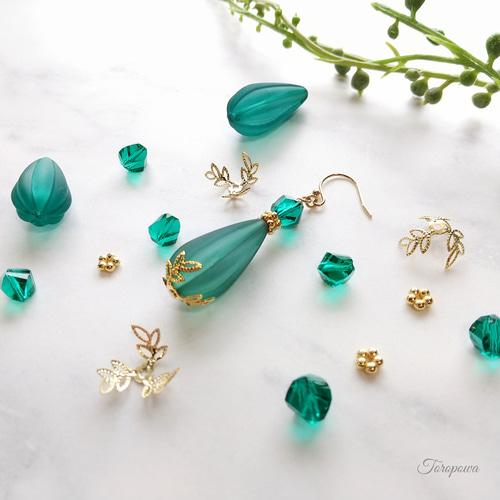 マット艶消しグリーンカラーアクリルビーズ しずく形のロングピアス