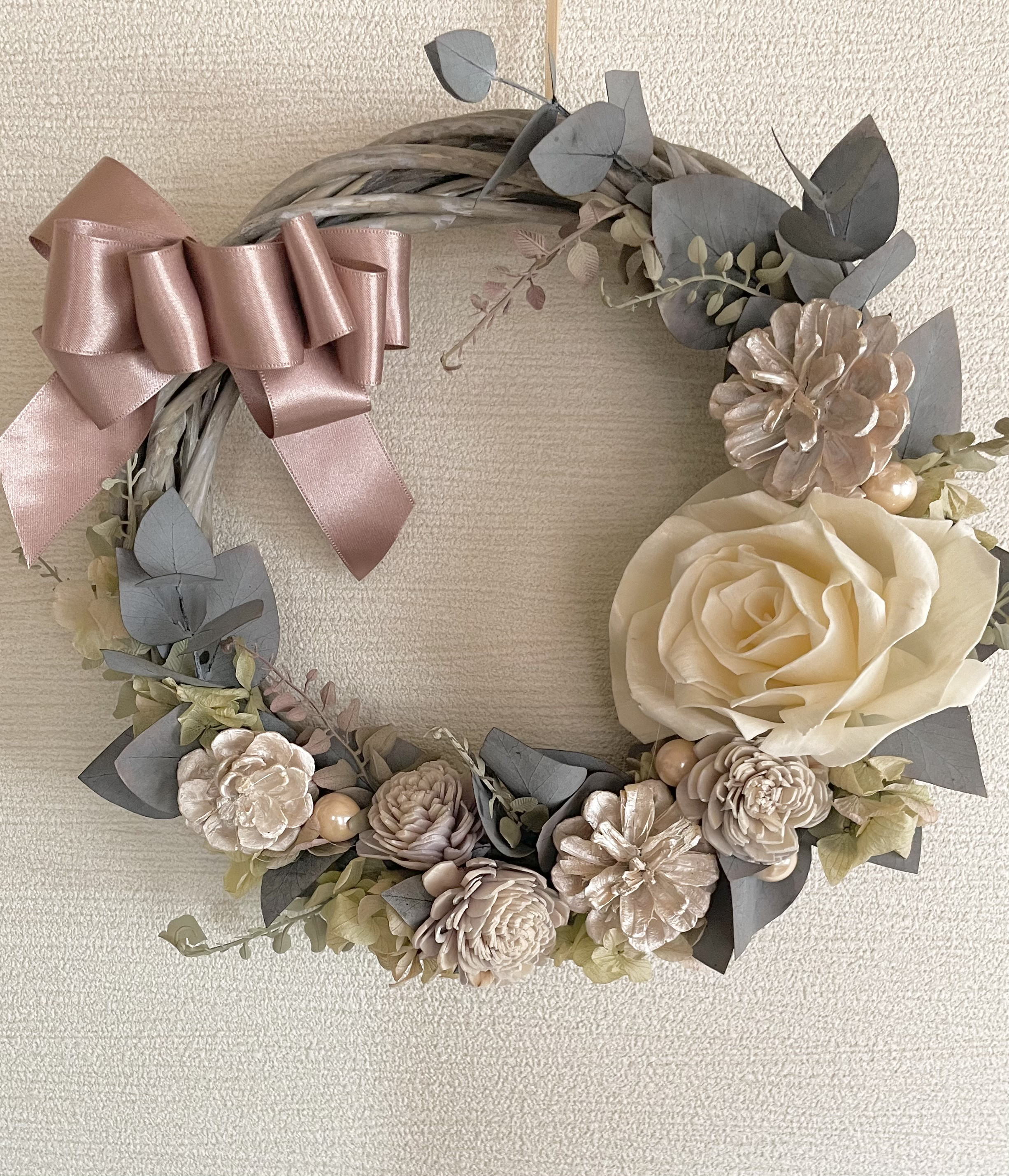 グレイッシュリーフとベージュの大人リース