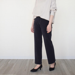 【ニットのように軽くやわらかくて、暖かい】上質なニットコーデュロイパンツ　美シルエット　チャコールグレー 2枚目の画像