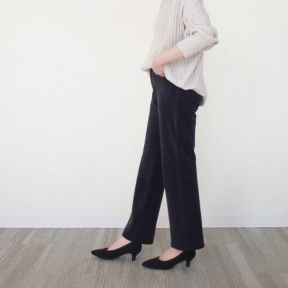 【ニットのように軽くやわらかくて、暖かい】上質なニットコーデュロイパンツ　美シルエット　チャコールグレー 1枚目の画像