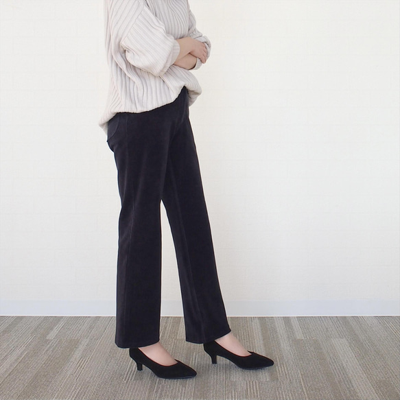 【ニットのように軽くやわらかくて、暖かい】上質なニットコーデュロイパンツ　美シルエット　チャコールグレー 4枚目の画像