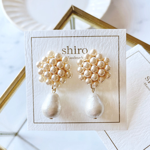 上品に輝くチェコガラスパールとコットンパールのピアス/イヤリング