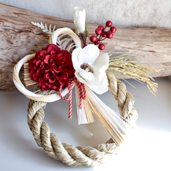 【しめ縄】ダリアと木蓮の紅白モダンしめ縄 2枚目の画像