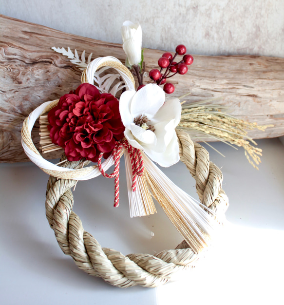 【しめ縄】ダリアと木蓮の紅白モダンしめ縄 2枚目の画像