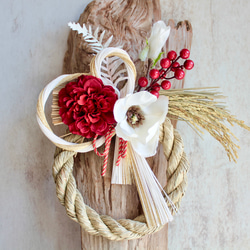 【しめ縄】ダリアと木蓮の紅白モダンしめ縄 4枚目の画像