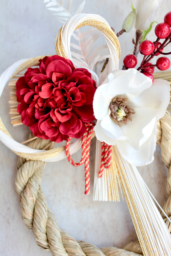 【しめ縄】ダリアと木蓮の紅白モダンしめ縄 6枚目の画像