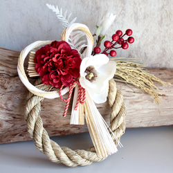 【しめ縄】ダリアと木蓮の紅白モダンしめ縄 5枚目の画像