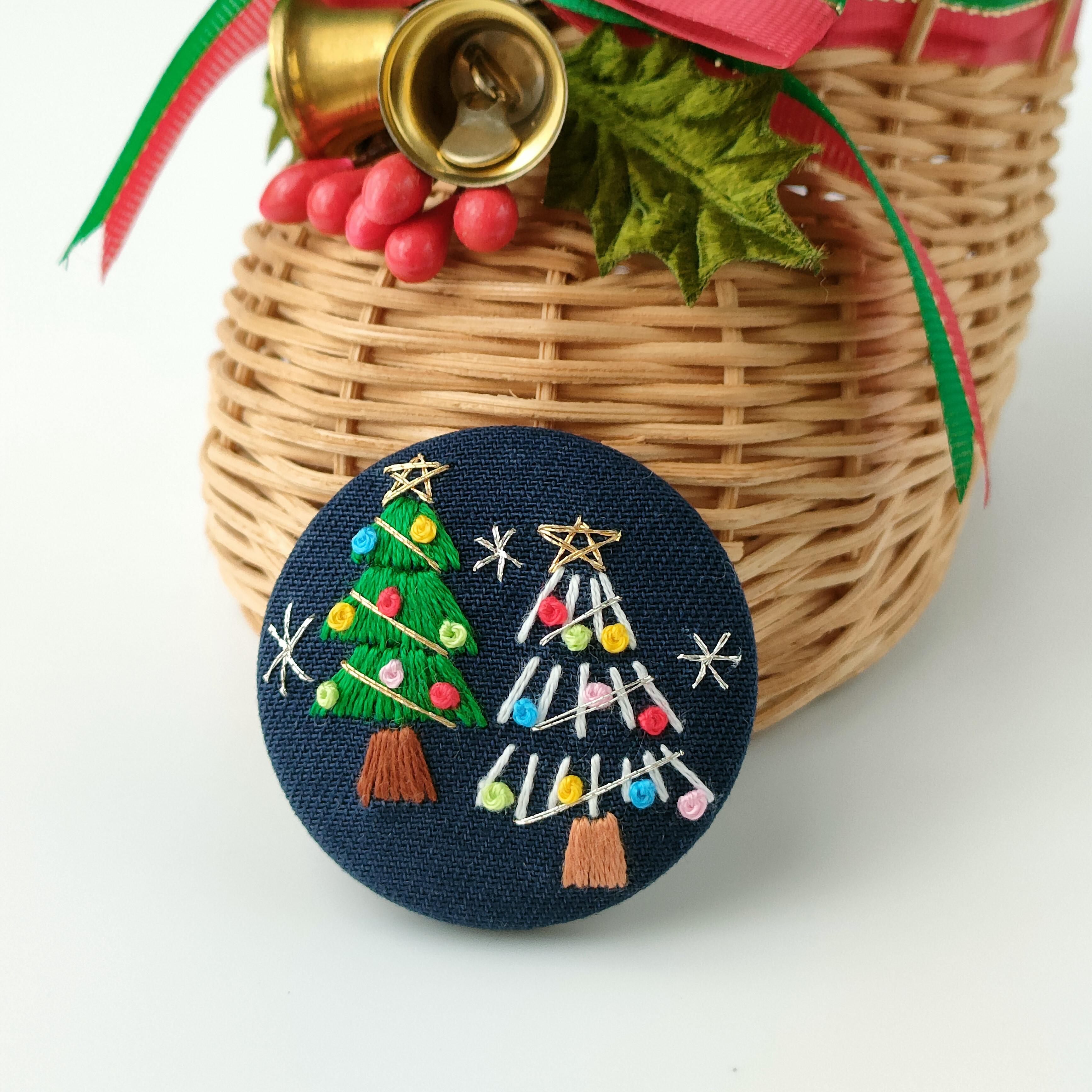No.514　クリスマスの可愛い訪問者　刺繍ブローチ キラキラクリスマスツリー刺繍ブローチor刺繍ヘアゴム ブローチ