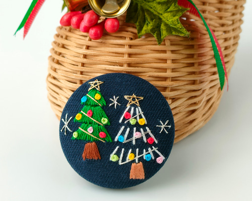 No.514　クリスマスの可愛い訪問者　刺繍ブローチ ☆夜空のクリスマスツリー 刺繍ブローチ 絹糸と金銀糸の日本刺繍