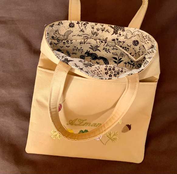 再販　奥山の秋　リス刺繍の小ぶりトートバッグ 5枚目の画像