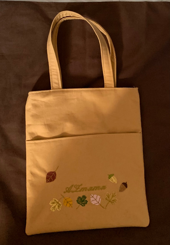 再販　奥山の秋　リス刺繍の小ぶりトートバッグ 2枚目の画像