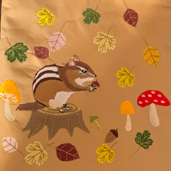 再販　奥山の秋　リス刺繍の小ぶりトートバッグ 3枚目の画像