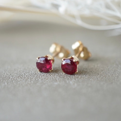 小さなルビーの14kgfスタッドピアス　ゴールド　天然石　プチギフト　赤　金属アレルギー対応　冬　クリスマス 2枚目の画像
