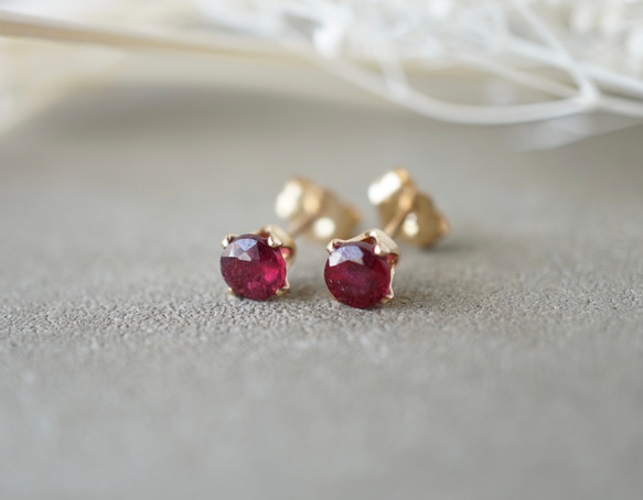 小さなルビーの14kgfスタッドピアス　ゴールド　天然石　プチギフト　赤　金属アレルギー対応　冬　クリスマス 2枚目の画像