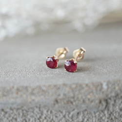 小さなルビーの14kgfスタッドピアス　ゴールド　天然石　プチギフト　赤　金属アレルギー対応　冬　クリスマス 5枚目の画像