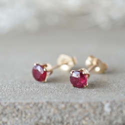 小さなルビーの14kgfスタッドピアス　ゴールド　天然石　プチギフト　赤　金属アレルギー対応　冬　クリスマス 1枚目の画像