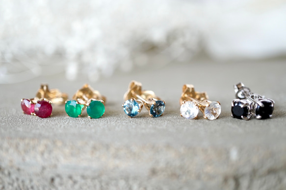 小さなルビーの14kgfスタッドピアス　ゴールド　天然石　プチギフト　赤　金属アレルギー対応　冬　クリスマス 6枚目の画像