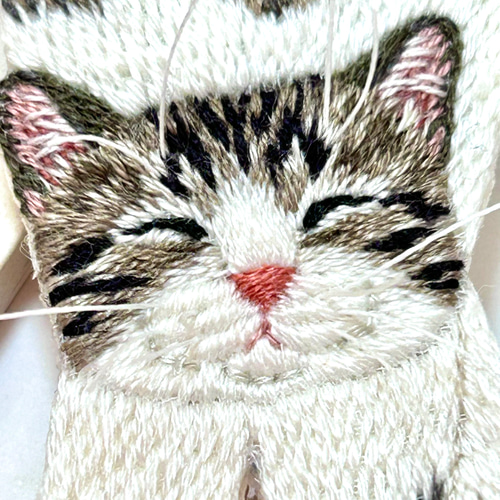 受注製作】カギしっぽ猫の背伸び刺繍のブローチ ブローチ la_omame
