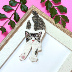 受注製作】見返りキジ白猫の刺繍ブローチ ブローチ la_omame 通販 