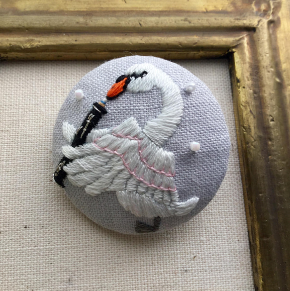 白鳥とオーボエ♪くるみボタン 鳥の刺繍ブローチ☆動物楽器シリーズ5 