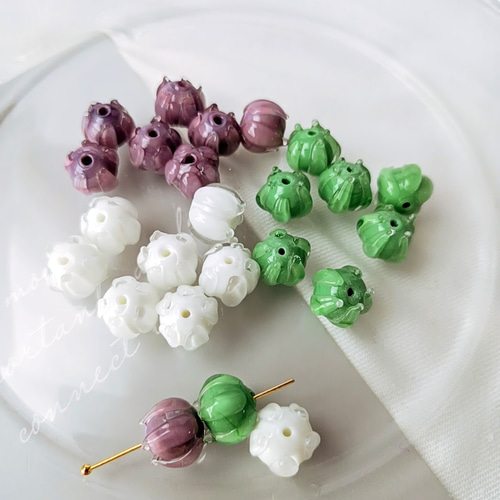 新色追加】【4個】すずらん ガラスビーズ マーブル 花モチーフ 貫通穴