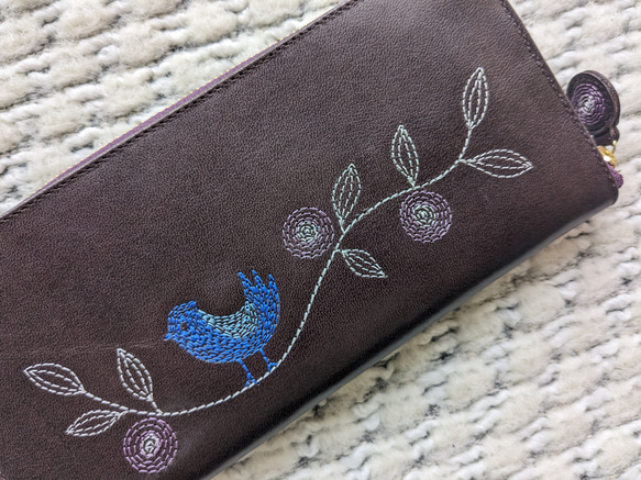 刺繡皮革皮夾「Happy Blue Bird」光面D-BROWN（牛皮）修身圓形拉鍊型 第6張的照片