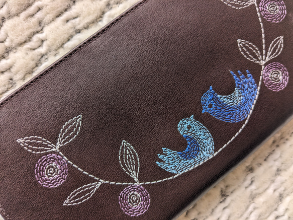 刺繡皮革皮夾「Happy Blue Bird」光面D-BROWN（牛皮）修身圓形拉鍊型 第8張的照片