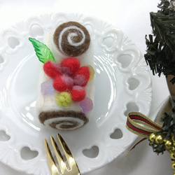 ブッシュドノエル　クリスマス　羊毛フェルト　スイーツ　かわいいクリスマスケーキ　プチギフトにも 2枚目の画像