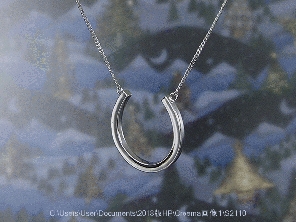 ミラーフィニッシュ凹面蹄鉄型シルバーペンダント　（950シルバー  491PNS　C24 ）