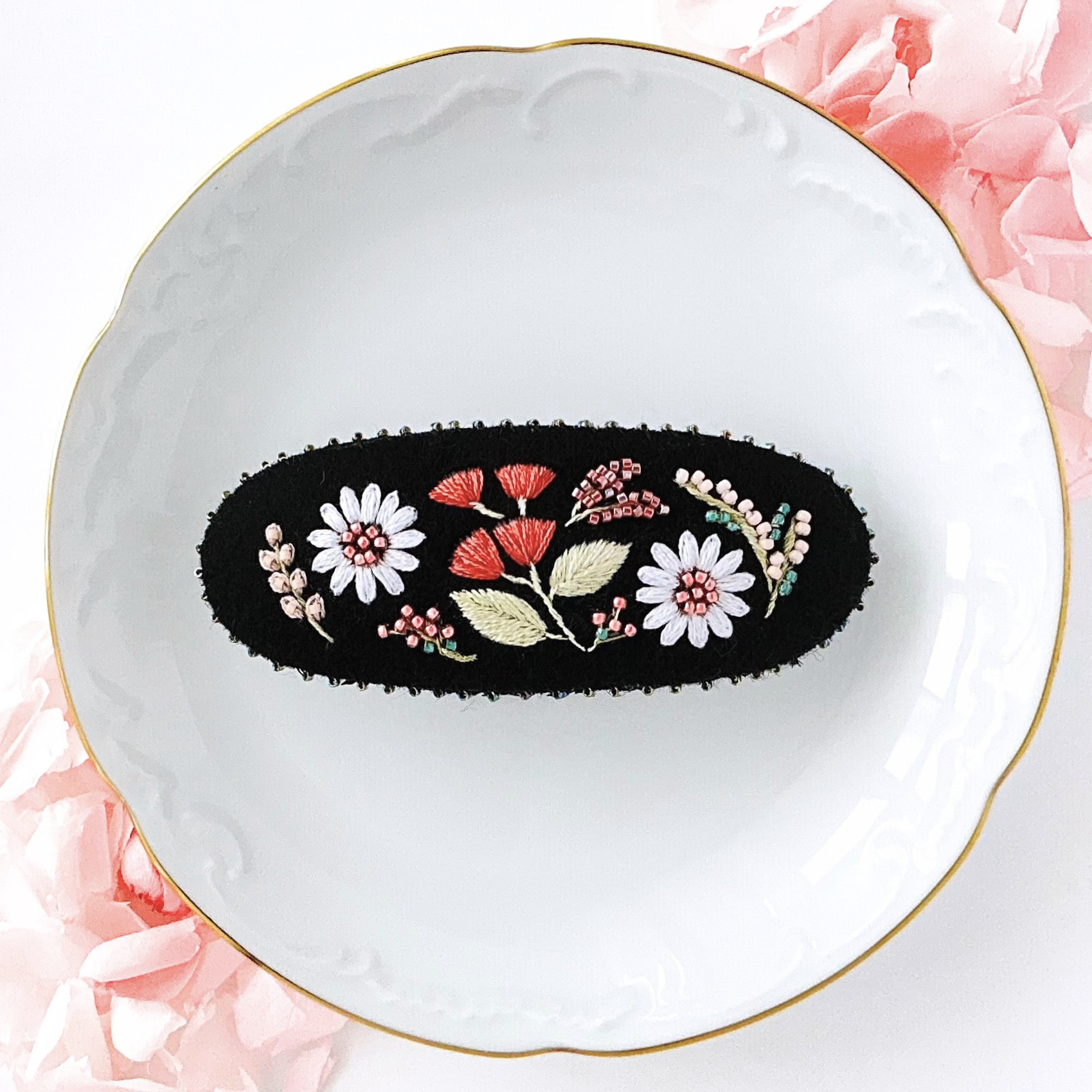 フレッシュフラワー＊ライトコーラルの刺繍バレッタ No.392