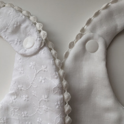 lehtiä Lace bib（white）コットン刺繍レースのスタイ　ご出産祝い・フォーマル・お宮参り 4枚目の画像