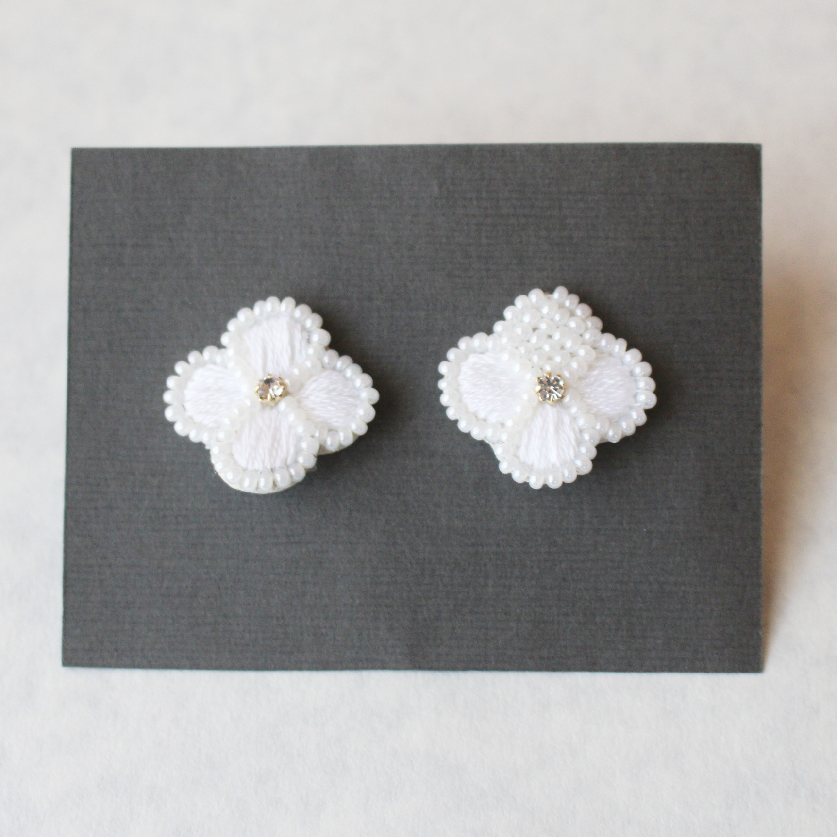 白いお花/ビーズ刺繍イヤリング