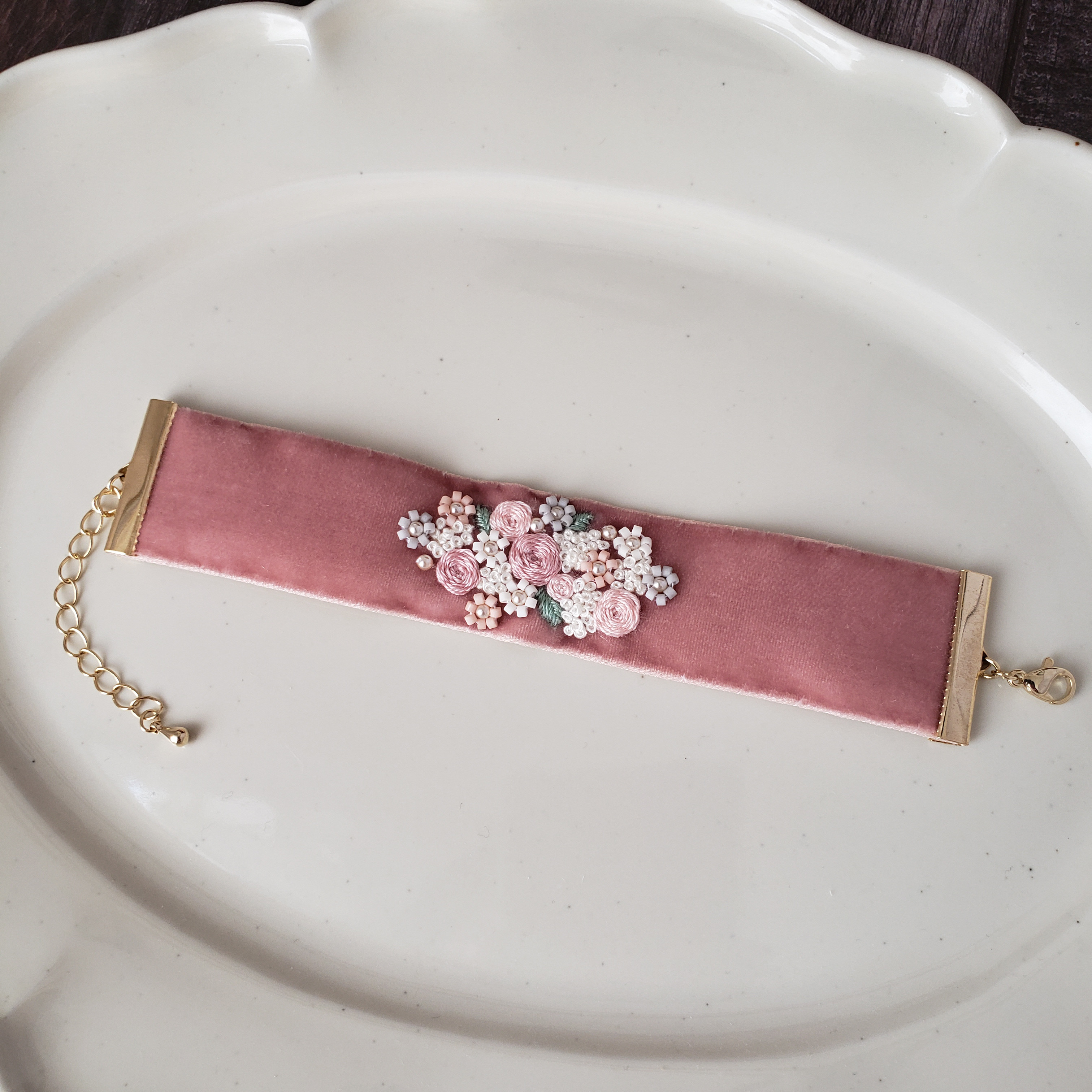 ベルベットリボンに　ブーケの刺繍・ビーズ刺繍　ブレスレット　ピンク