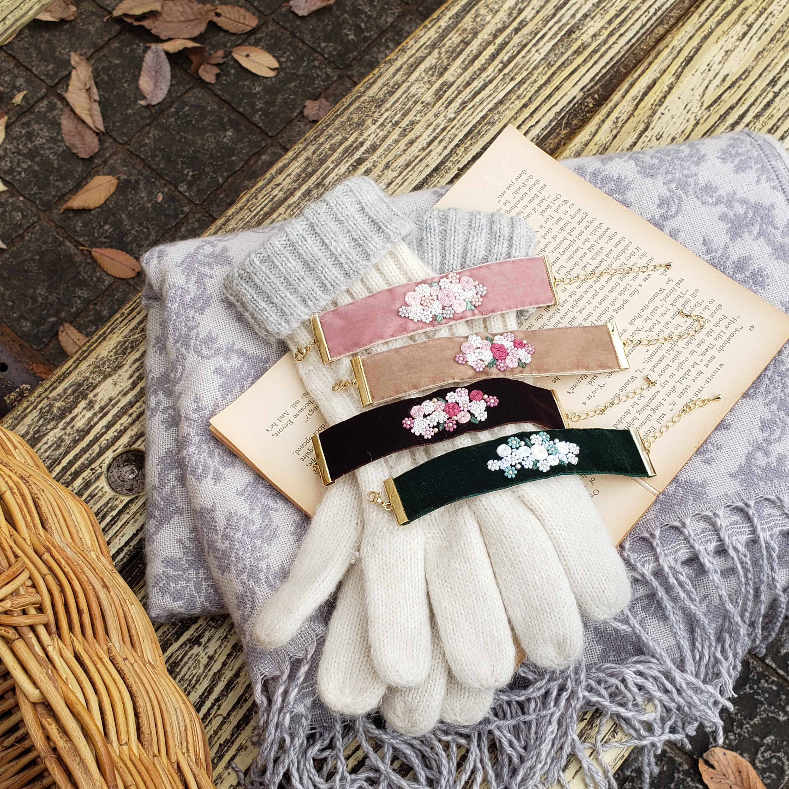 ベルベットリボンに　ブーケの刺繍・ビーズ刺繍　ブレスレット　ピンク