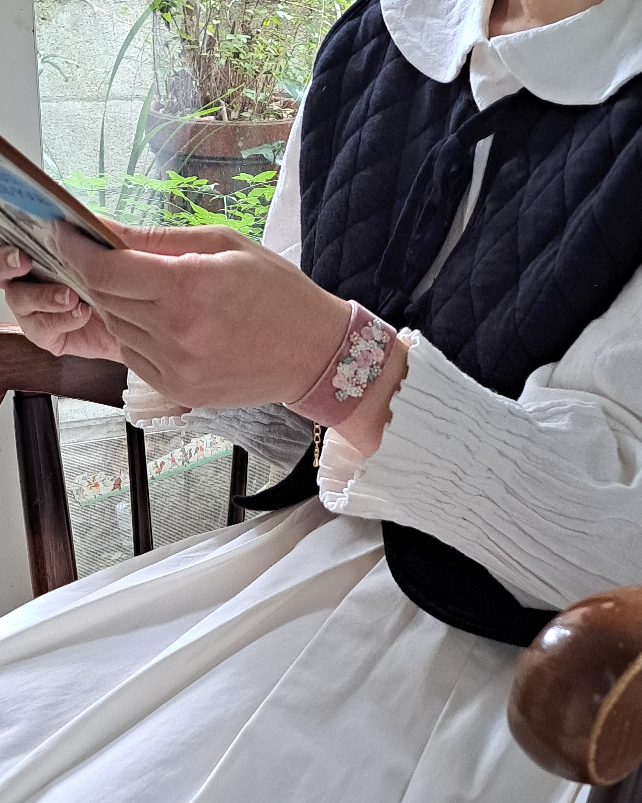 ベルベットリボンに　ブーケの刺繍・ビーズ刺繍　ブレスレット　ピンク