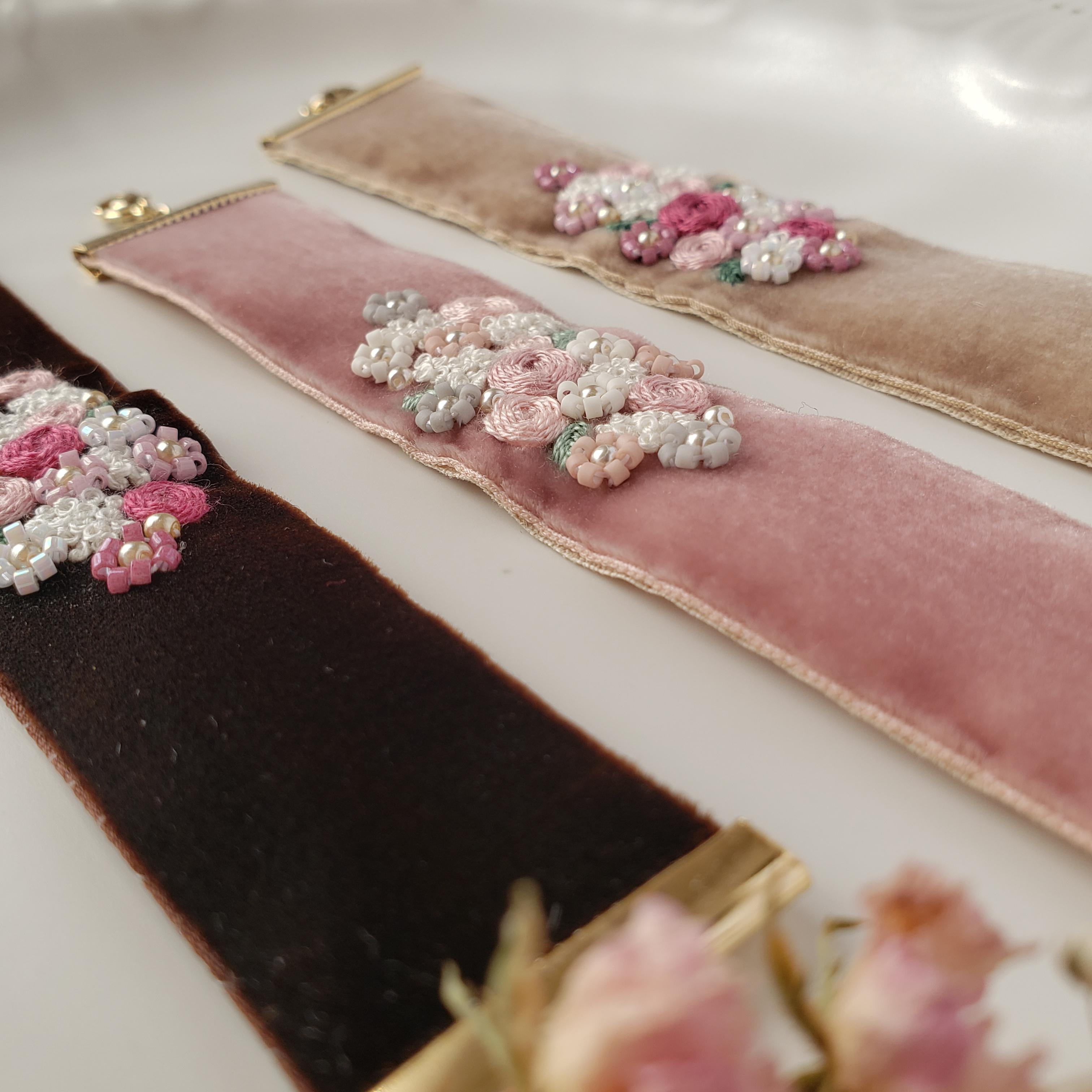 ベルベットリボンに　ブーケの刺繍・ビーズ刺繍　ブレスレット　ピンク