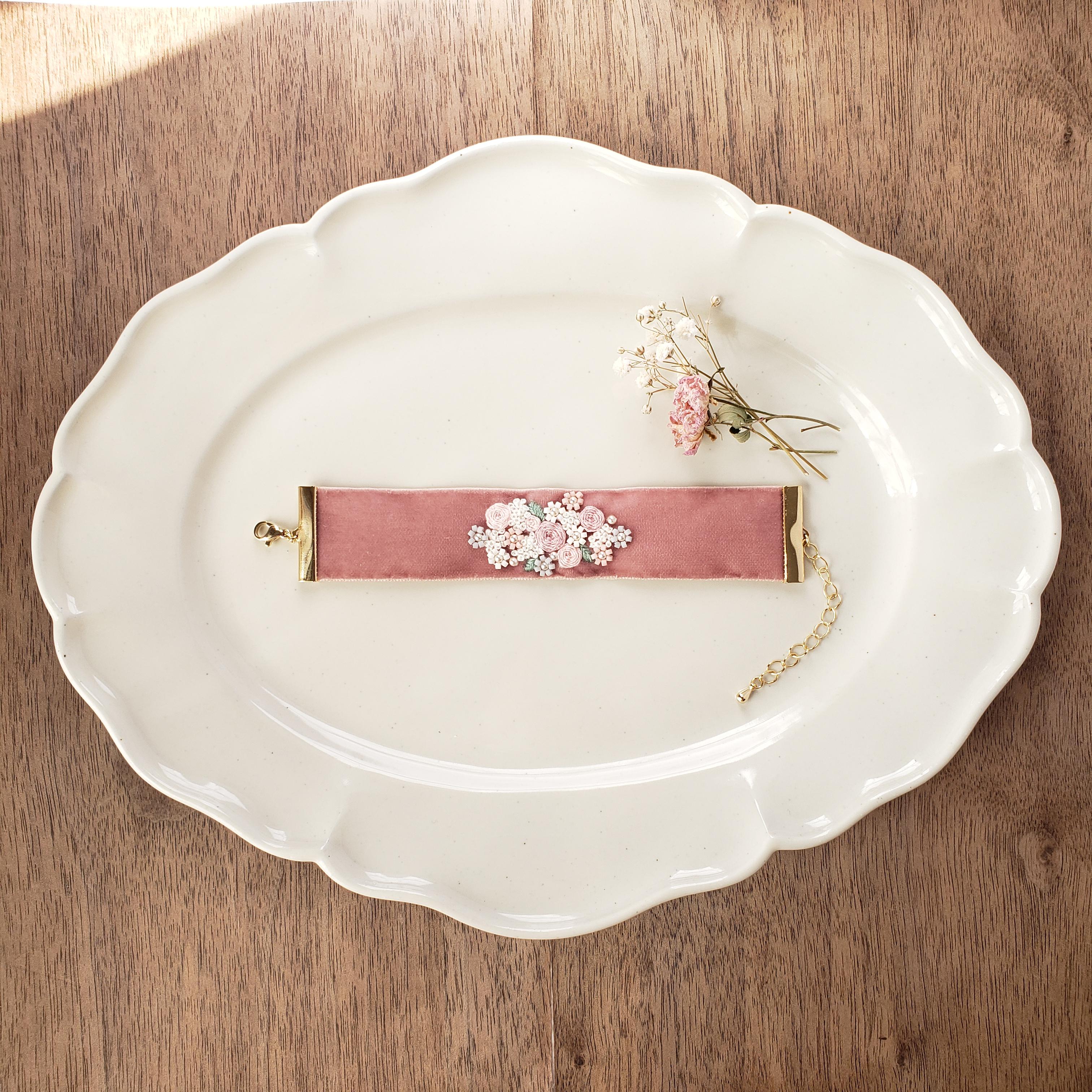 ベルベットリボンに　ブーケの刺繍・ビーズ刺繍　ブレスレット　ピンク