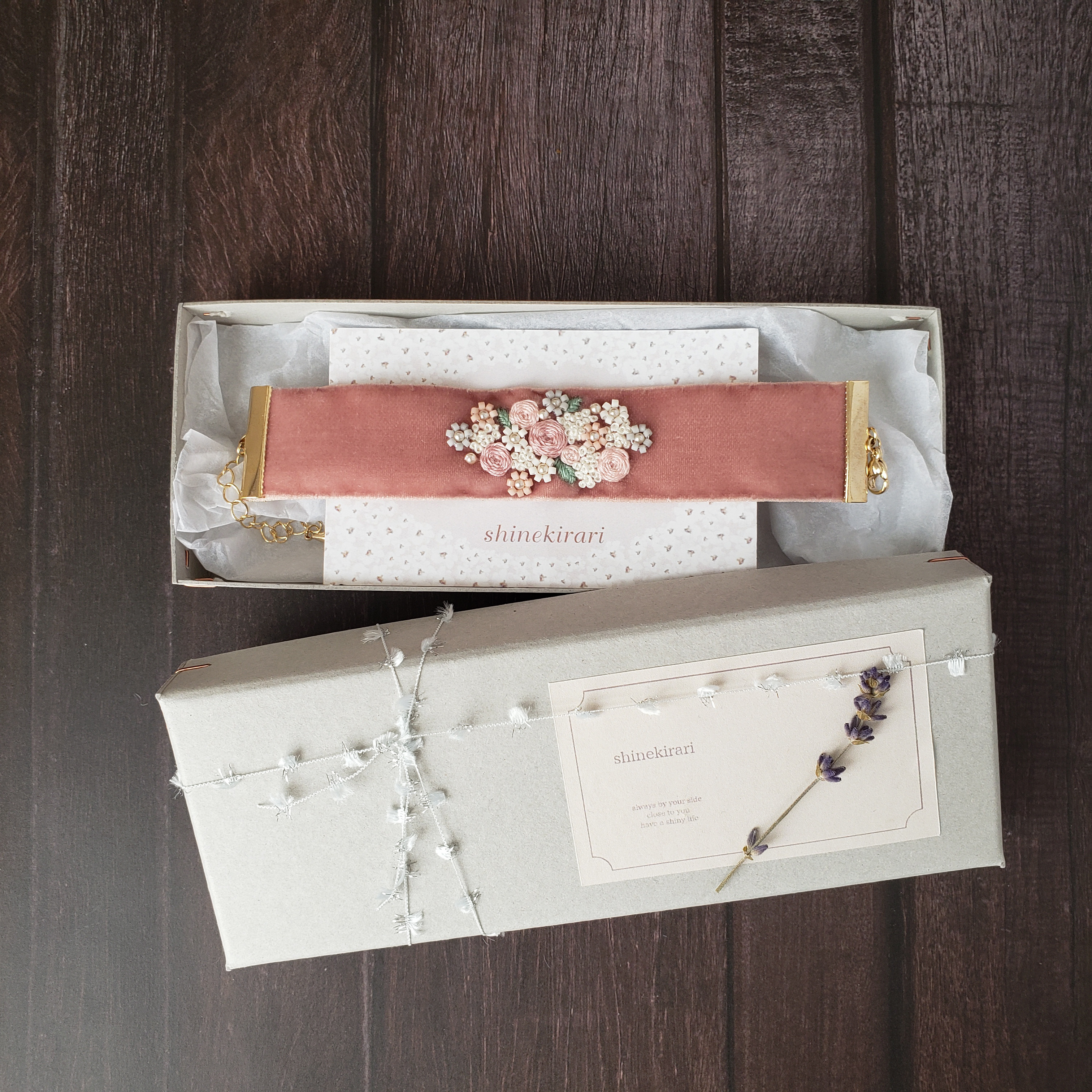 ベルベットリボンに　ブーケの刺繍・ビーズ刺繍　ブレスレット　ピンク