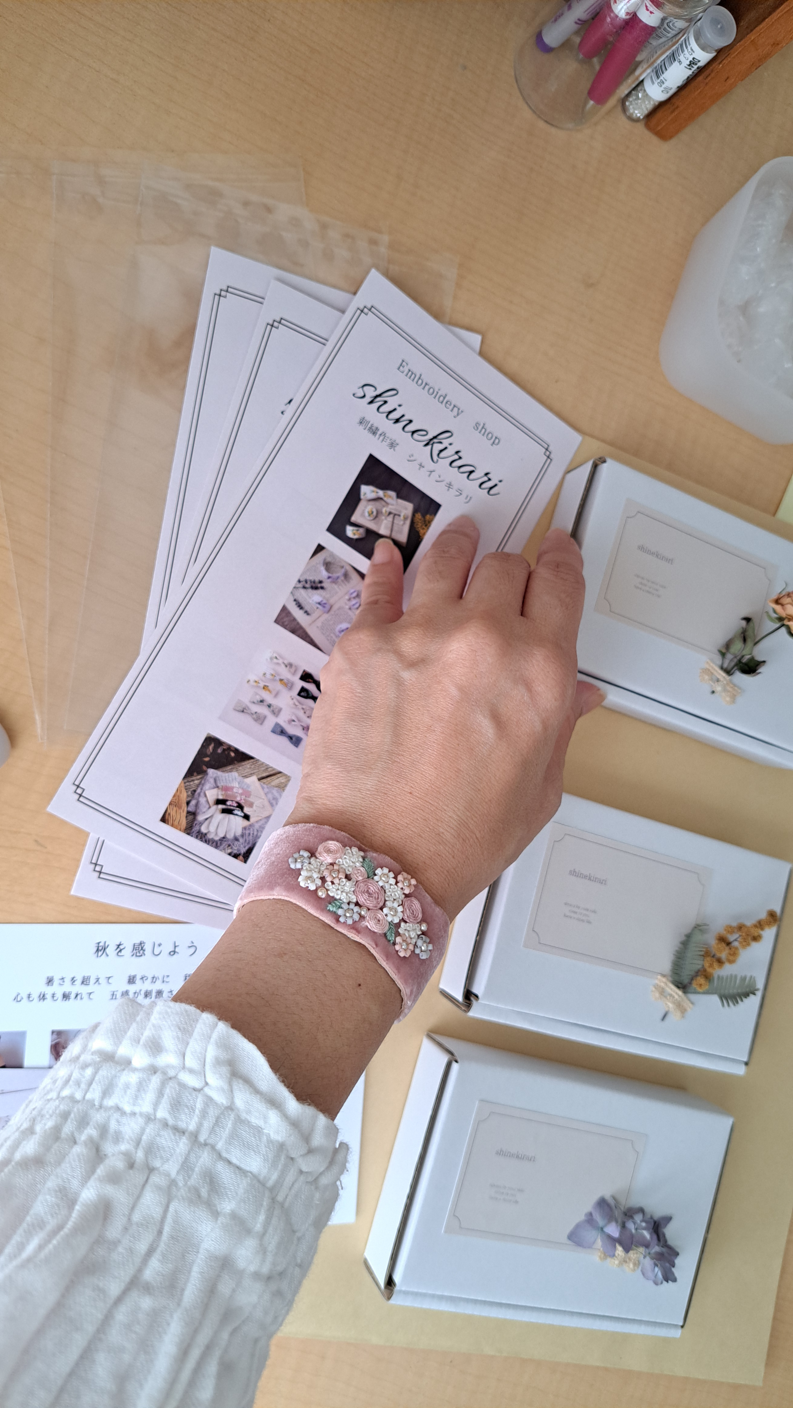 ベルベットリボンに　ブーケの刺繍・ビーズ刺繍　ブレスレット　ピンク