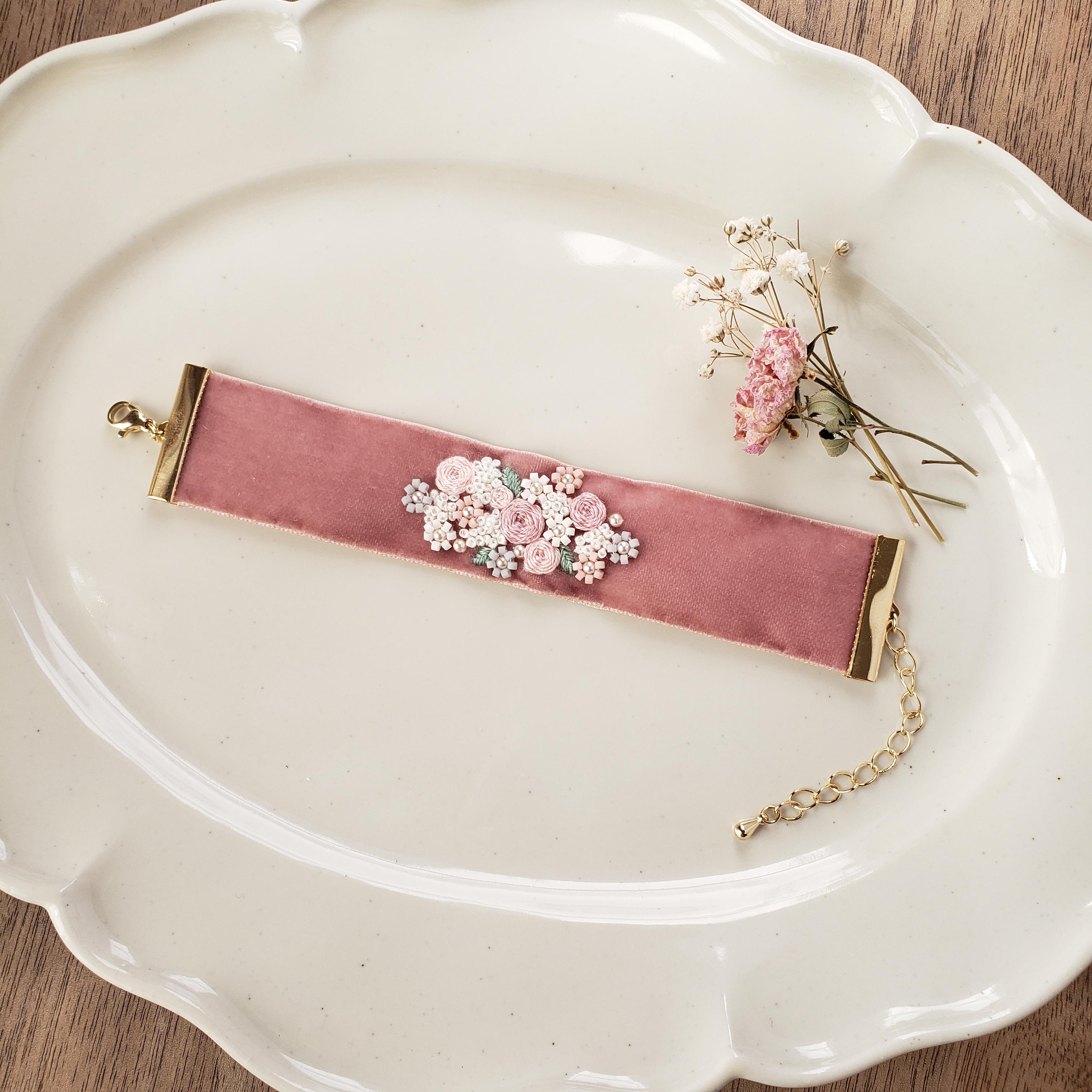 ベルベットリボンに　ブーケの刺繍・ビーズ刺繍　ブレスレット　ピンク