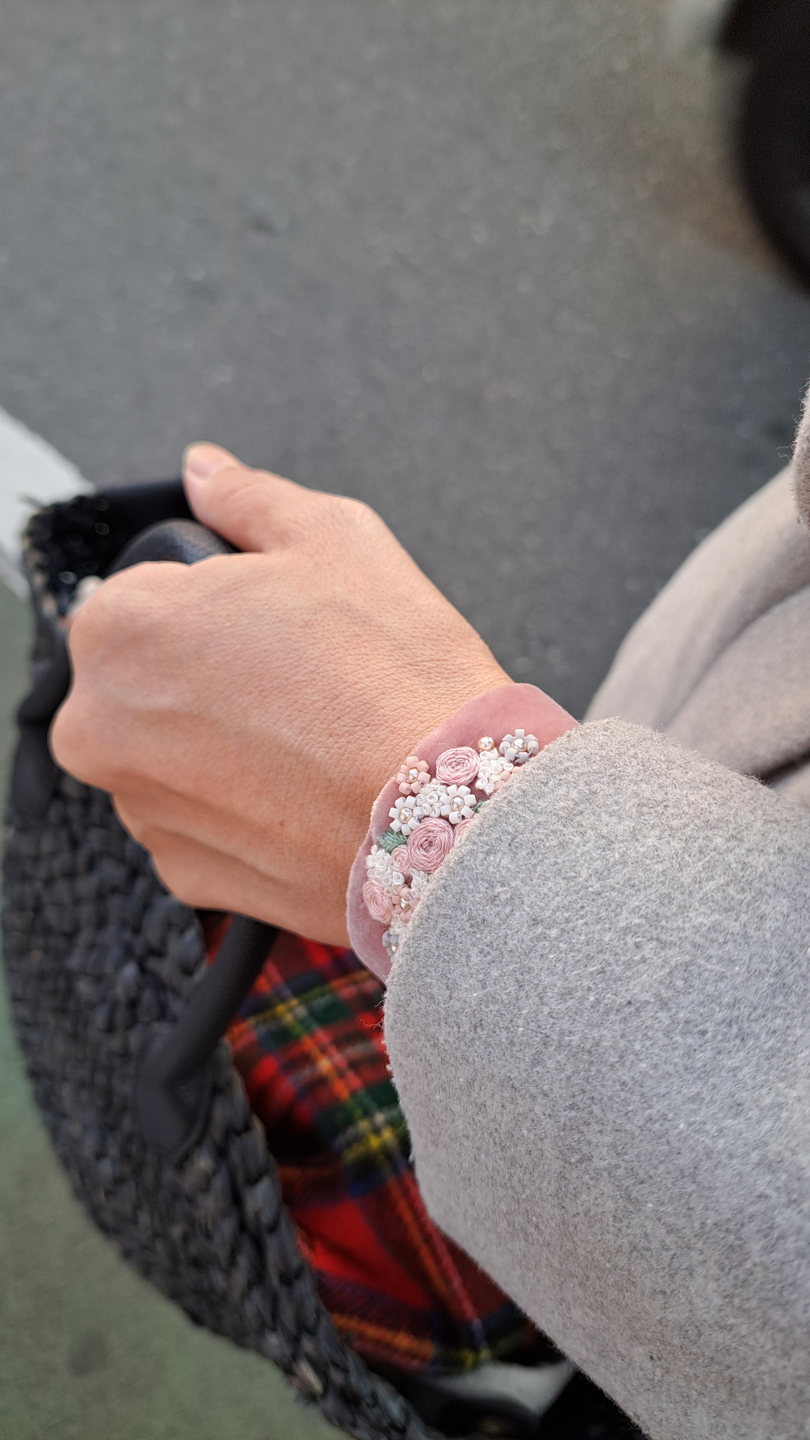 ベルベットリボンに　ブーケの刺繍・ビーズ刺繍　ブレスレット　ピンク