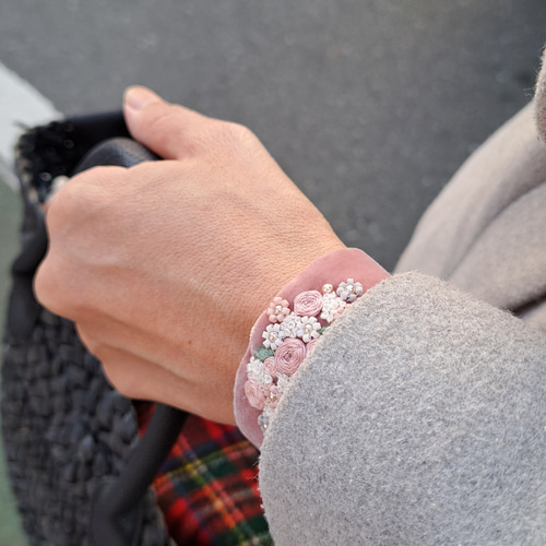 ベルベットリボンに ブーケの刺繍・ビーズ刺繍 ブレスレット ピンク