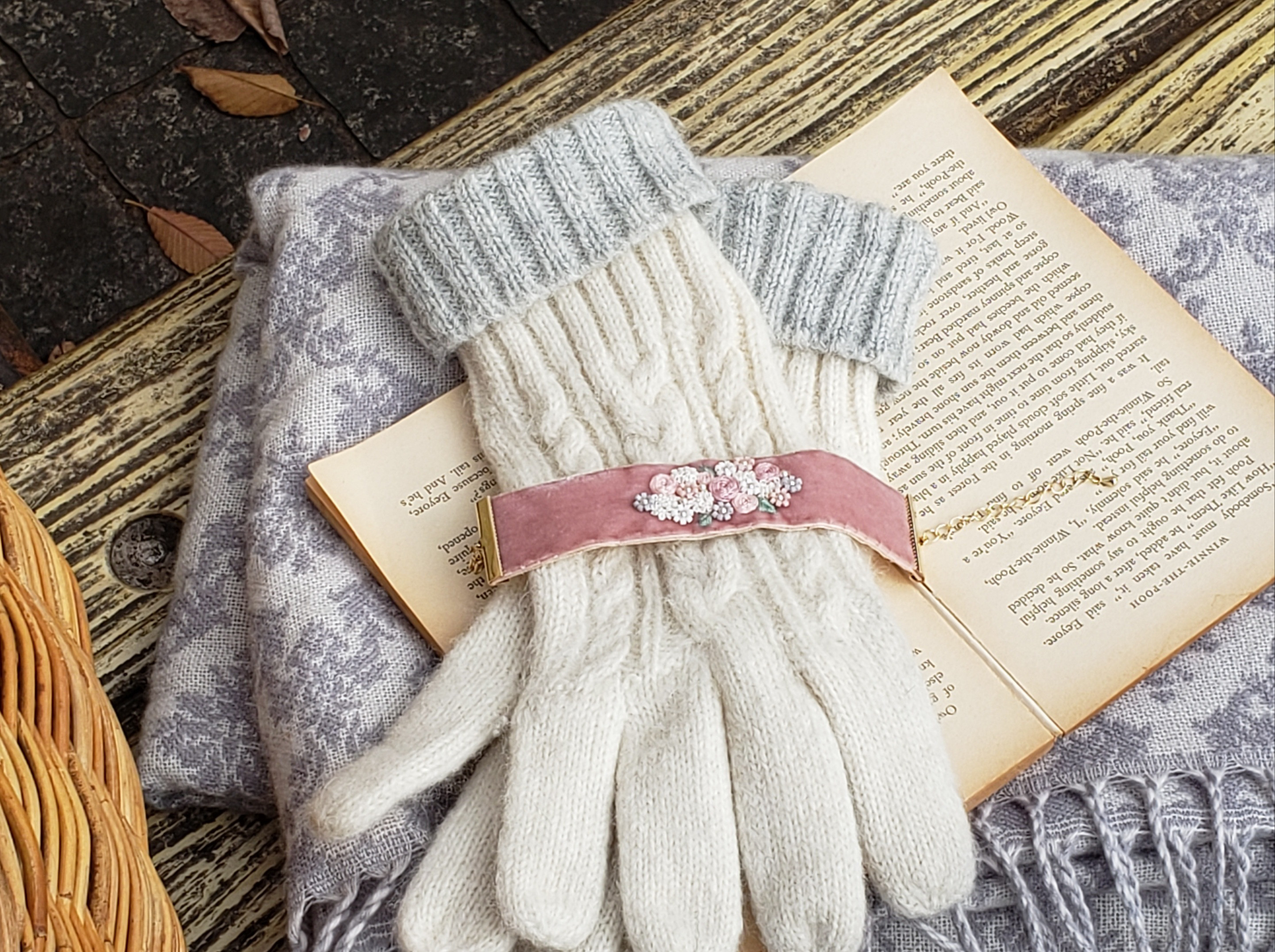 ベルベットリボンに　ブーケの刺繍・ビーズ刺繍　ブレスレット　ピンク